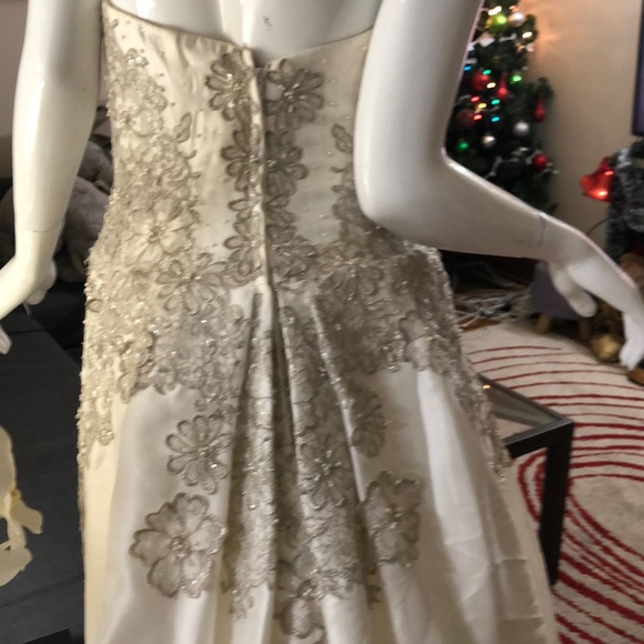 Preowned wedding gown by Oleg Cassini - Picture 2 of 4